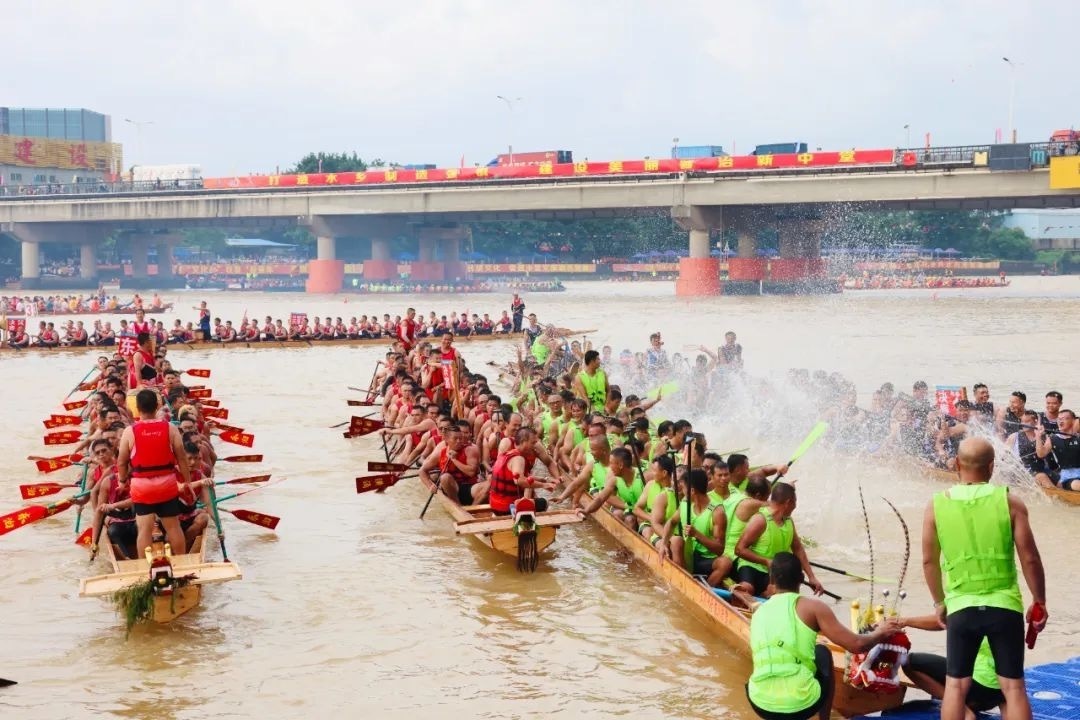 传统划龙舟比赛,激扬水上激情 传统划龙舟比赛,激扬水上激情