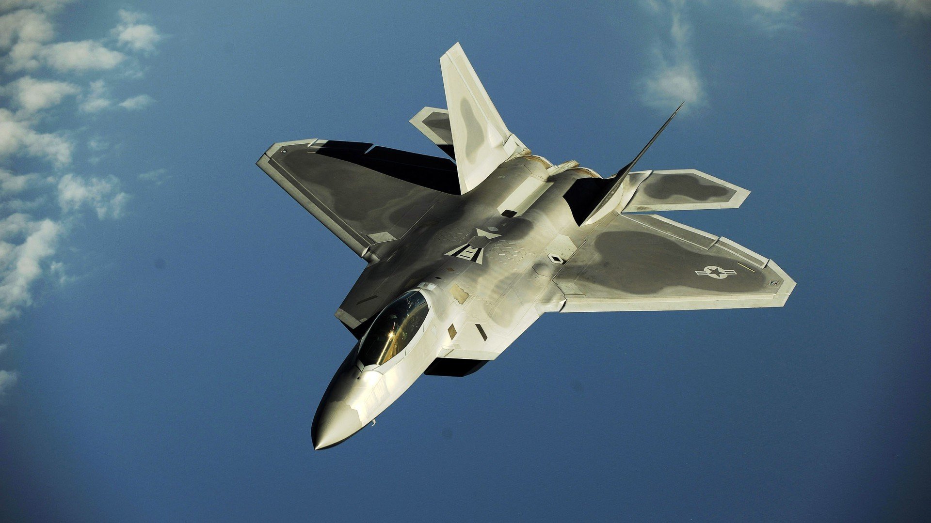 王楚钦登顶世界排名榜首振奋国乒，王楚钦参加世乒赛吗